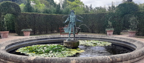 Fontaine avec statue centrale