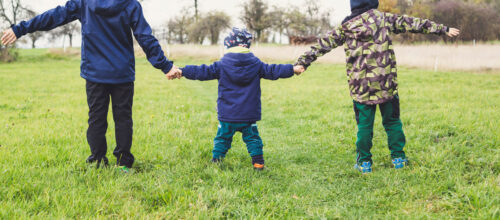 Famille se tenant par la main