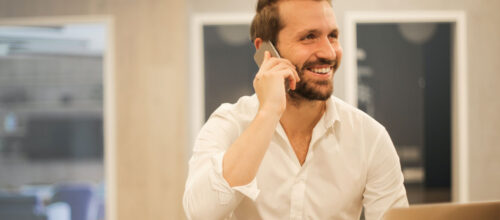 Homme discutant au téléphone