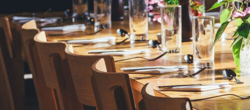 Table de fête avec couverts dressés